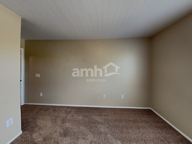 Building Photo - 1115 W Calle Puesta del Sol