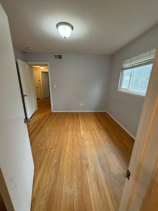 Building Photo - 3bed/2bath Home with large yard in South Sac