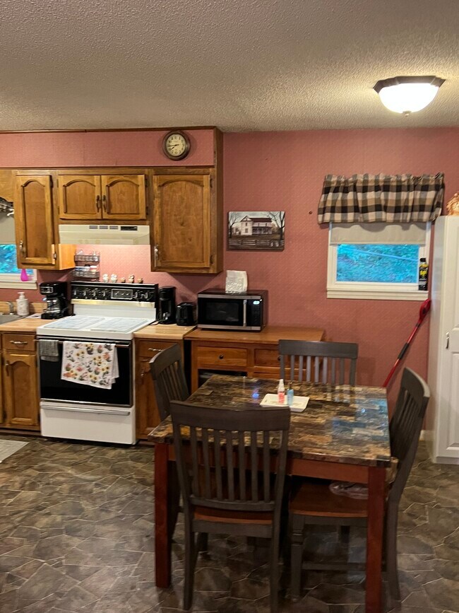 Building Photo - 631 Daris Dr