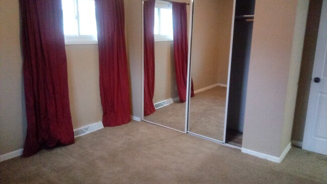 Building Photo - 3BR rancher with appliances and garage. Pr...