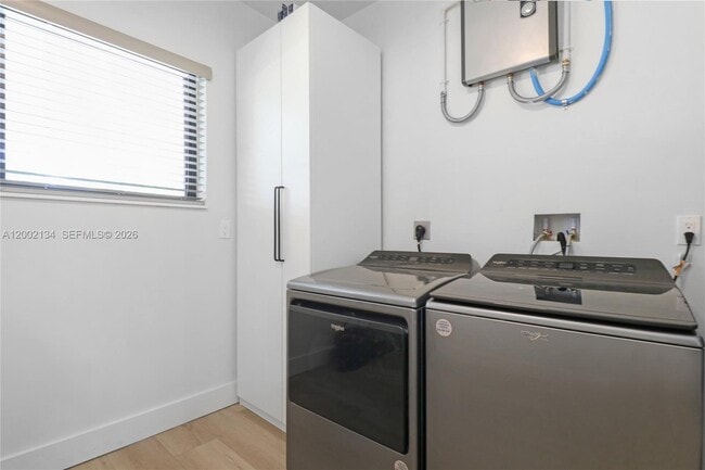 Building Photo - 811 NE 17th Ct