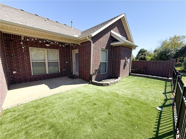 Building Photo - 6665 W Valley View Rd