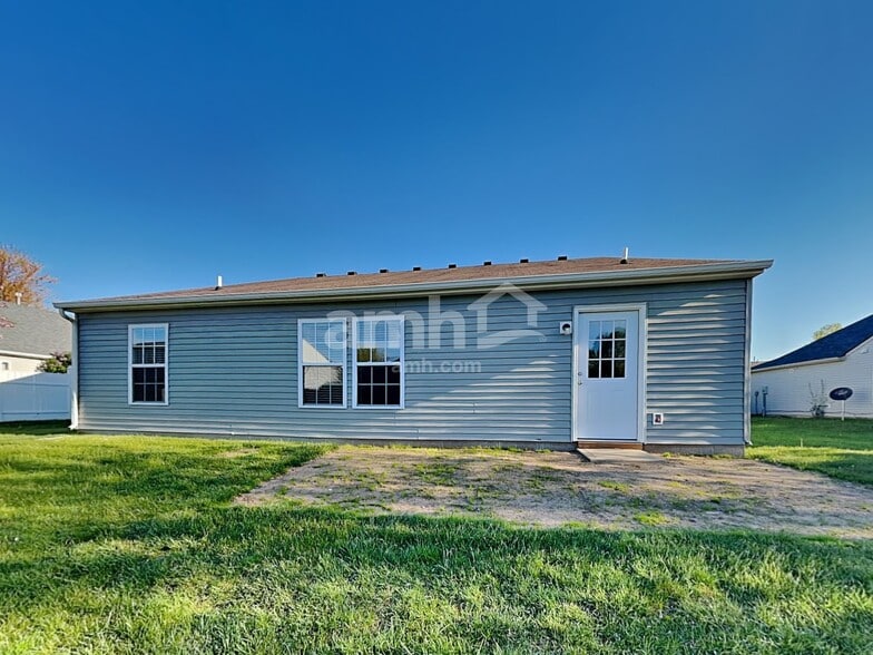 Building Photo - 1361 Redwood Dr