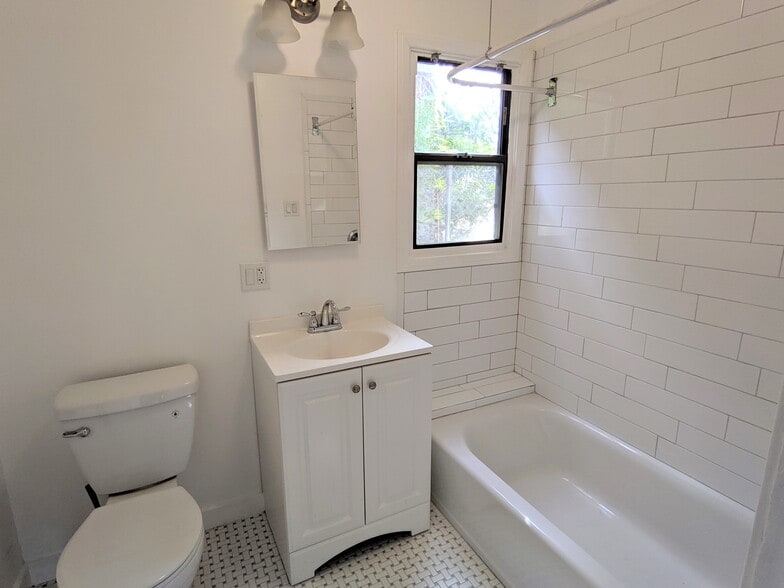 Primary Photo - 126 E Ave 32