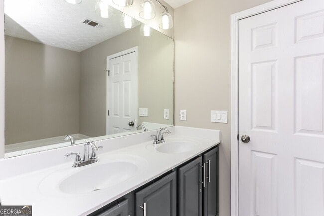 Building Photo - 2210 Valley Creek Dr