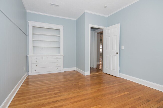 Building Photo - 9/1 Spacious, sunny 4BR/1.5BA with AC, balcony near Green Line!