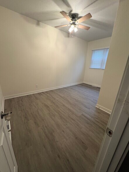 Building Photo - 400 E Meinecke Ave