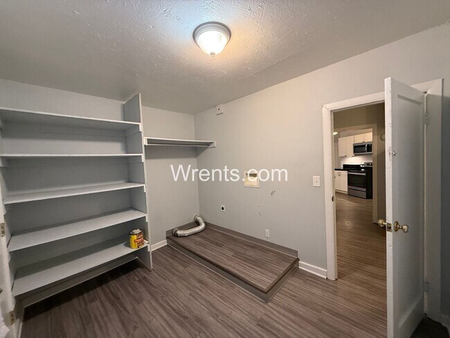 Building Photo - Full of Historic Charm & Character - Perry District  3 Bed/1 Bath Home