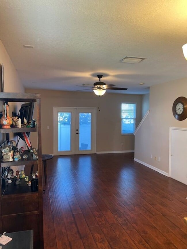 Building Photo - 2 Bedroom 2 1/2 Bath Townhouse in ST, next...