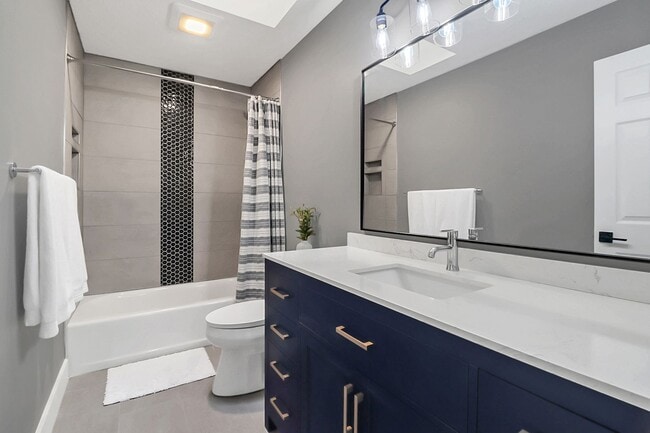 Building Photo - Immaculate, fully furnished property with lake views. Available for 6 to 12 month lease