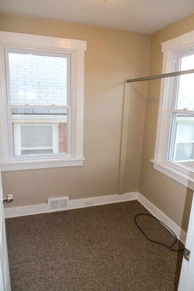 Building Photo - 2833 Midland Street