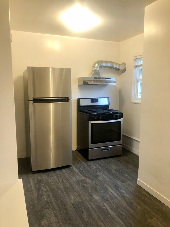 Building Photo - Remodeled top floor 1 Bd with hardwood flooring and spacious modern kitchen!