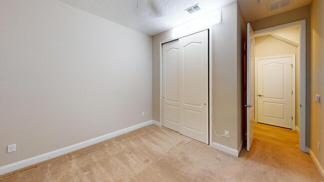Building Photo - "Spacious 5-Bedroom Retreat in Jacksonville - 2,623 Sq Ft of Comfort!"