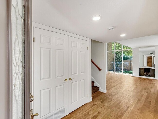 Building Photo - 285 Casitas Bulevar