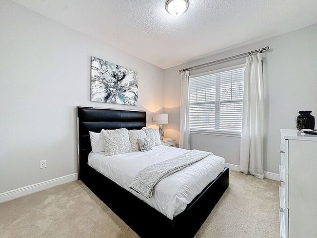 Building Photo - 8 Bedrooms 7 baths on a resort community