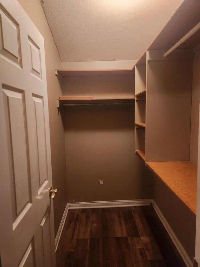 Building Photo - 3 Bedroom - 2 Bath in Auburn - Ranch