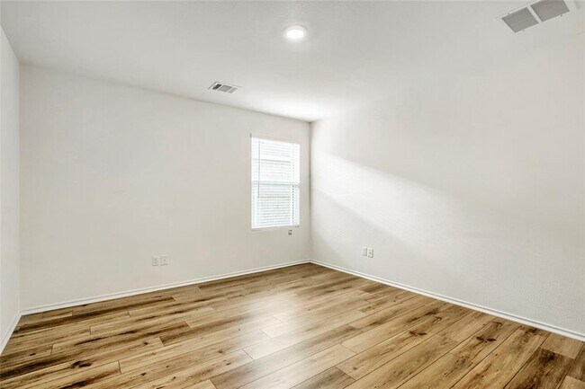 Building Photo - 525 Sebring Cir