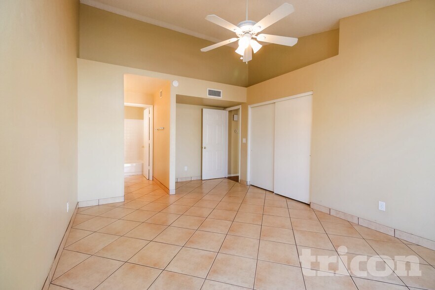 Building Photo - 102 W Ivyglen St
