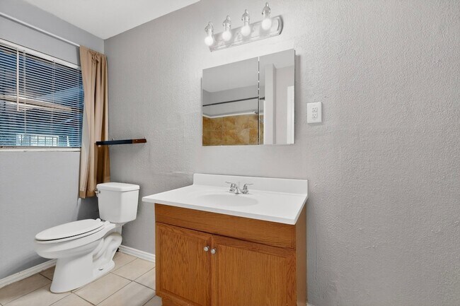 Building Photo - 2104 Hillburn Dr