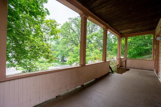 Building Photo - 3 Bedroom Apartment - Available 7/1/26 - C...