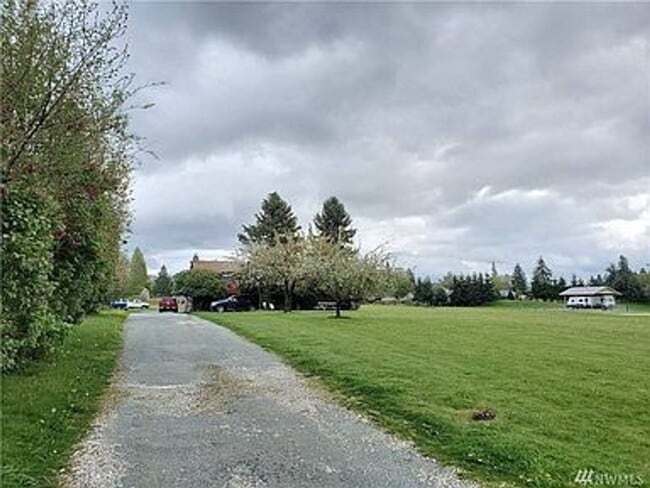 Building Photo - Large Burlington Home