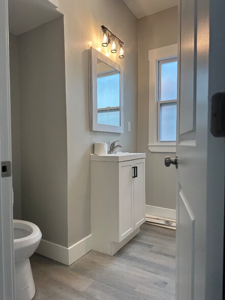 Building Photo - 401 E 15th St