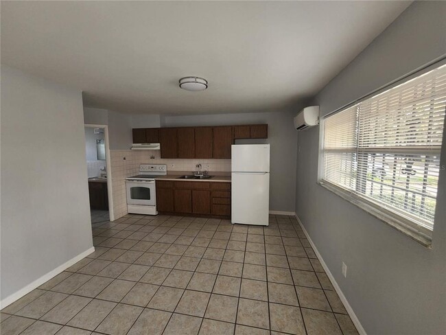 Building Photo - 906 E 108th Ave