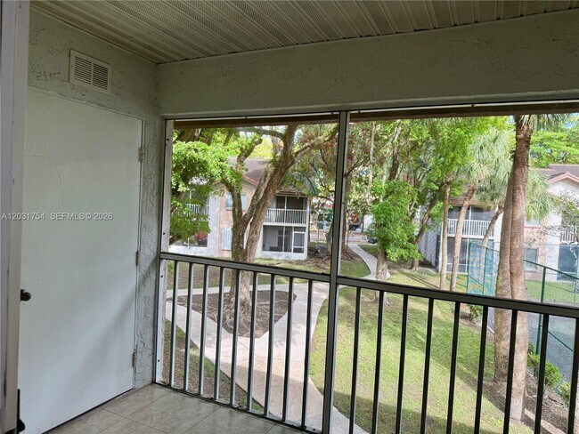 Building Photo - 9435 SW 140th Ct
