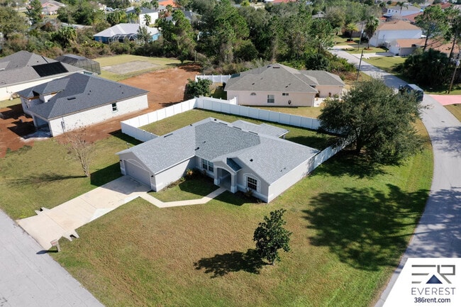 Building Photo - 39 Firethorn Ln
