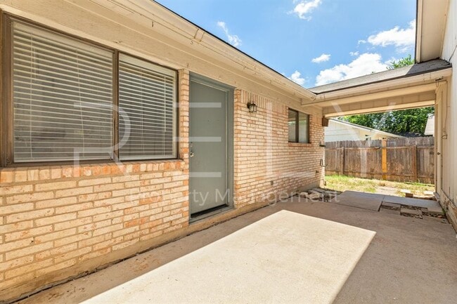 Building Photo - 205 W William Cannon Dr