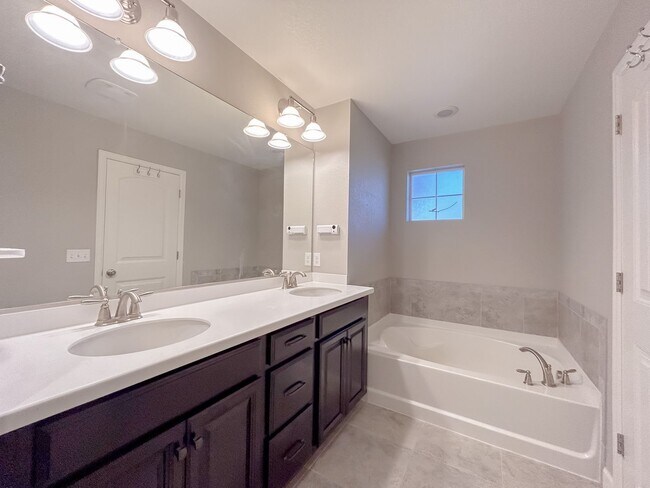 Building Photo - 8056 E 53rd Dr