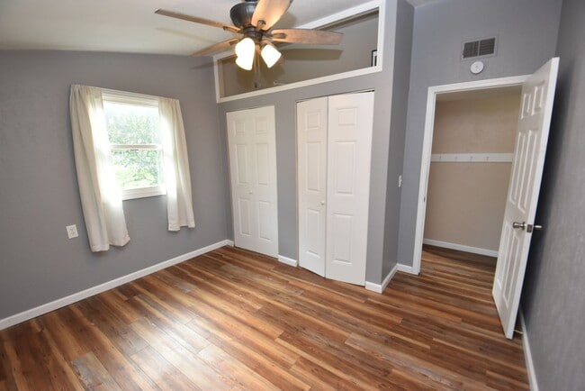 Building Photo - 4 bedroom 2 bath home close to UP Mall