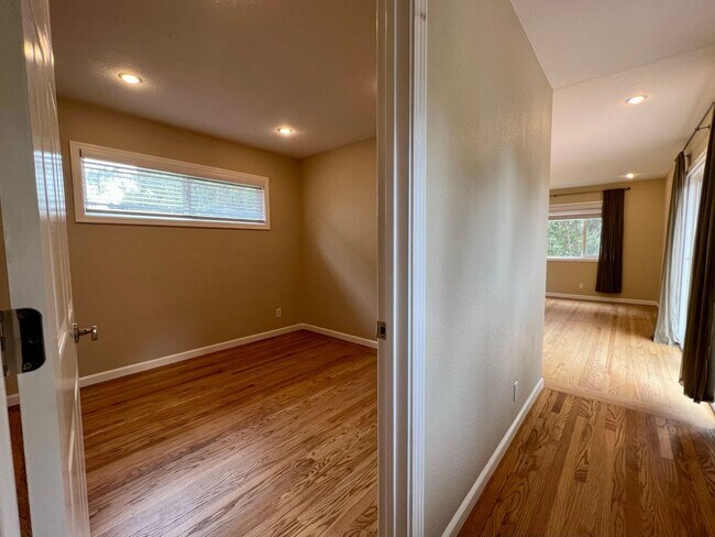 Building Photo - Spacious 4-Bed / 2-Bath Rancher near Linda Mar Beach