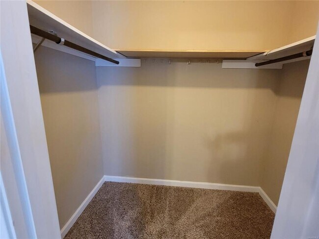 Building Photo - Townhouse off Vaughn Rd