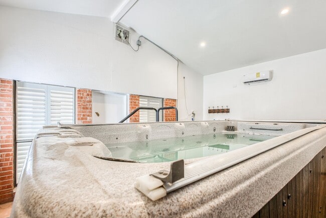 Building Photo - Beautiful House with 4 bed - 2 baths - office & covered big Jacuzzi