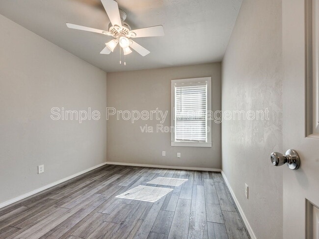 Building Photo - 215 W Kittyhawk Dr