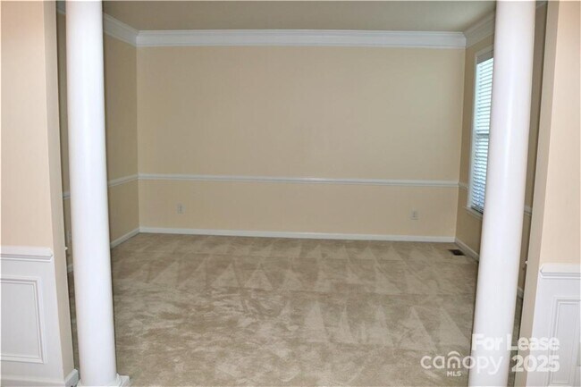 Building Photo - 913 Lillieshall Rd