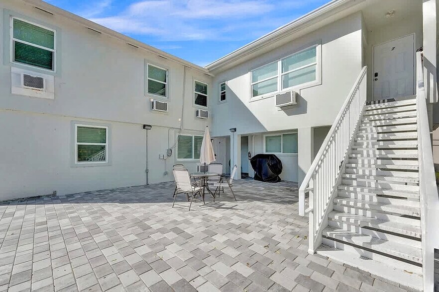 Building Photo - 906 N Riverside Dr