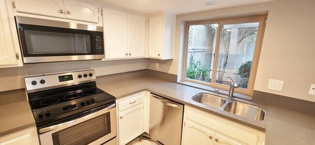 Building Photo - 6863 Alderwood Dr