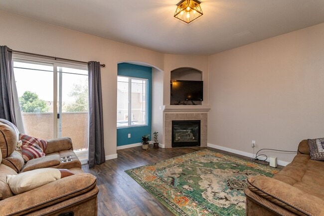 Building Photo - Bright and Airy 2-Bedroom Condo in Charmin...