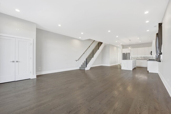 Building Photo - 562 W 18th St