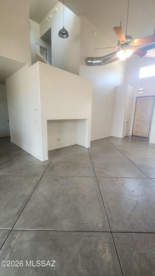 Building Photo - 3075 N Presidio Park Pl