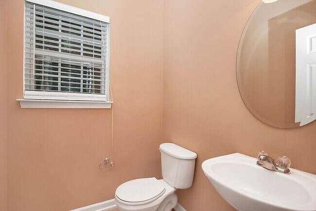 Building Photo - End Unit 3BD/2.5BA Townhome in Mill Creek!