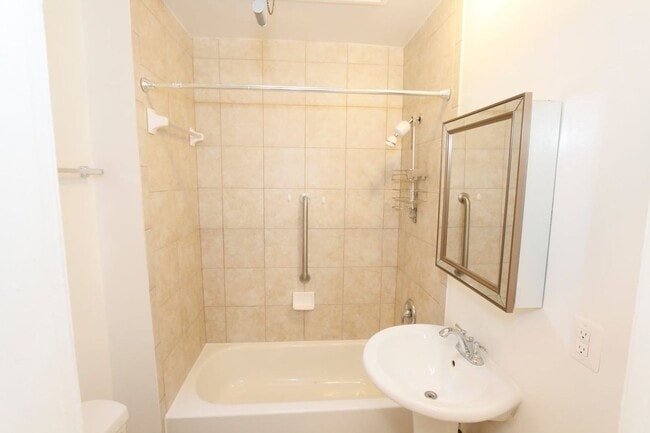 Building Photo - Lovely 3 bedroom home near Howard Universt...