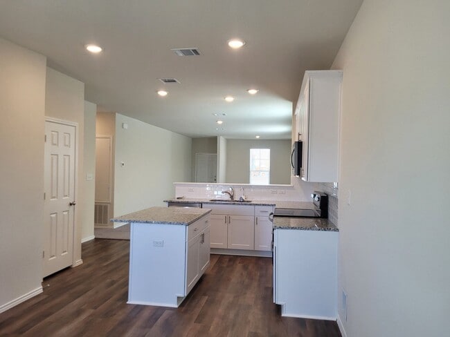 Building Photo - Spacious Family Home in Overlook at Creeks...