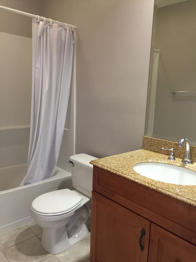 Building Photo - Beautifully Renovated 2 Bed/2 Bath Apartme...