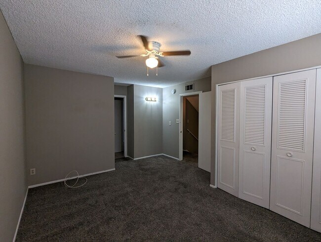 Building Photo - LARGE 4 BEDROOM TOWNHOME