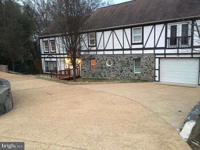 Building Photo - 8505 Richmond Ave