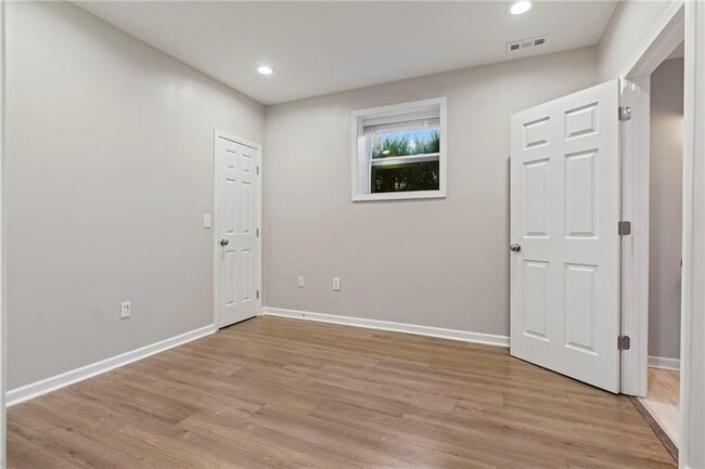 Building Photo - 4567 Madison Pl Ln E