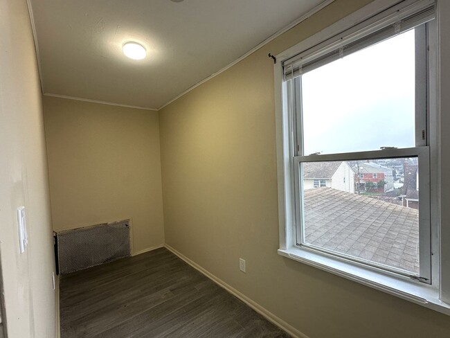 Building Photo - 618 Carlock Ave